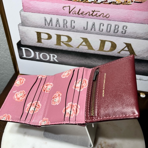 Small Trifold Wallet With Floral Print Interior GUC - Picture 4 of 9
